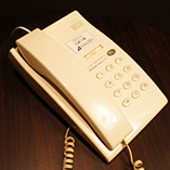 内線電話　各フロアのエレベーター前に設置しております。